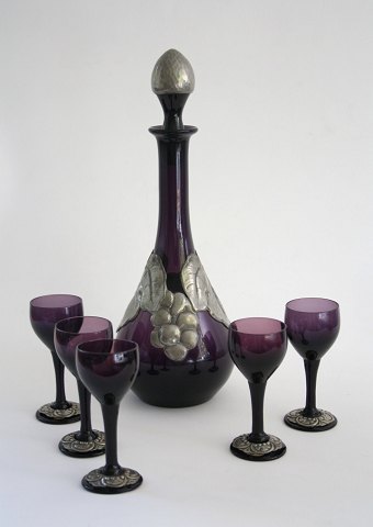 Violet karaffel og 5 glas med tin ornamenter.