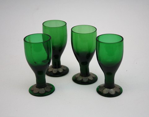 Små grønne glas med tin belægning