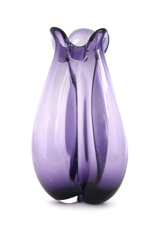 Violet 3 fløjet vase, Holmegaard glasværk