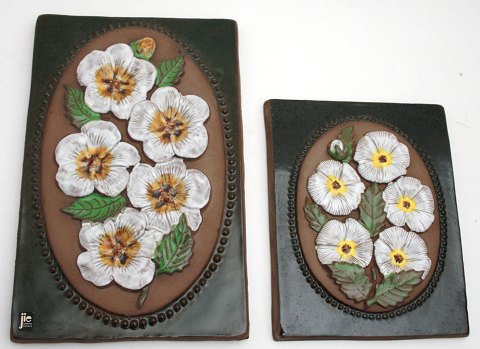 Relieffer med hvide blomster, Jie-Keramik