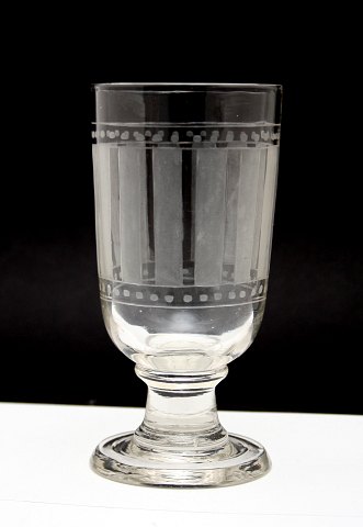 Glas med indgraveret mønster