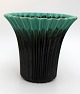 Sort rillet vase med turkis kant